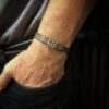 bracelet celtique argent cuir gris fermoir argent porte | 26 Passage, Créatrice de bijoux à Paris collection homme bracelet cuir argent photo portée fermoir s argent