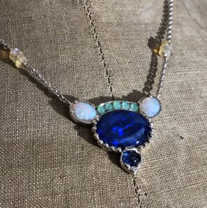 collection femme collier or gris 18ct opales saphir cabochon chaine forçat limée pièce unique pierres appartenant à la cliente sur mesure
