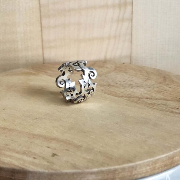 bague arabesque argent vue trois quart | 26 Passage, Créatrice de bijoux à Paris bague arabesque collection femme argent vue trois quart