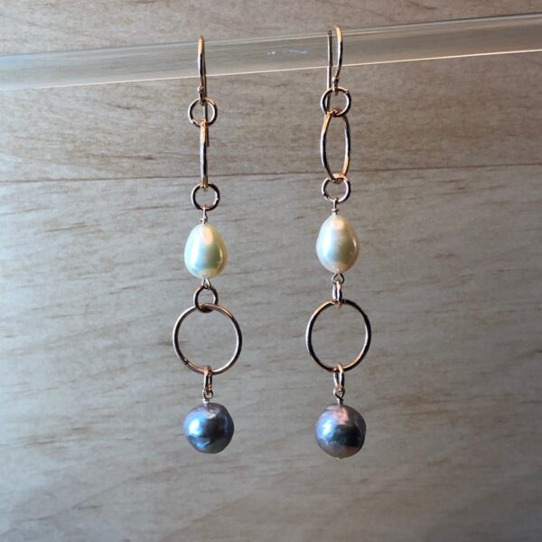 Boucles saturne vermeil poires eau douce et perles baroques grises | 26 Passage, Créatrice de bijoux à Paris Boucles saturne vermeil poires eau douce et perles baroques grises