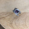 bague entourage en or gris diamants spinelle violet vue haut | 26 Passage, Créatrice de bijoux à Paris bague entourage en or gris diamants spinelle violet vue haut collection sur mesure
