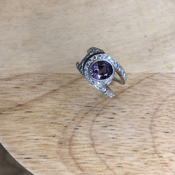 bague entourage en or gris diamants spinelle violet vue haut | 26 Passage, Créatrice de bijoux à Paris bague entourage en or gris diamants spinelle violet vue haut collection sur mesure