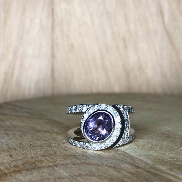 bague violette or gris diamants spinelle violet | 26 Passage, Créatrice de bijoux à Paris bague violette or gris diamants spinelle violet