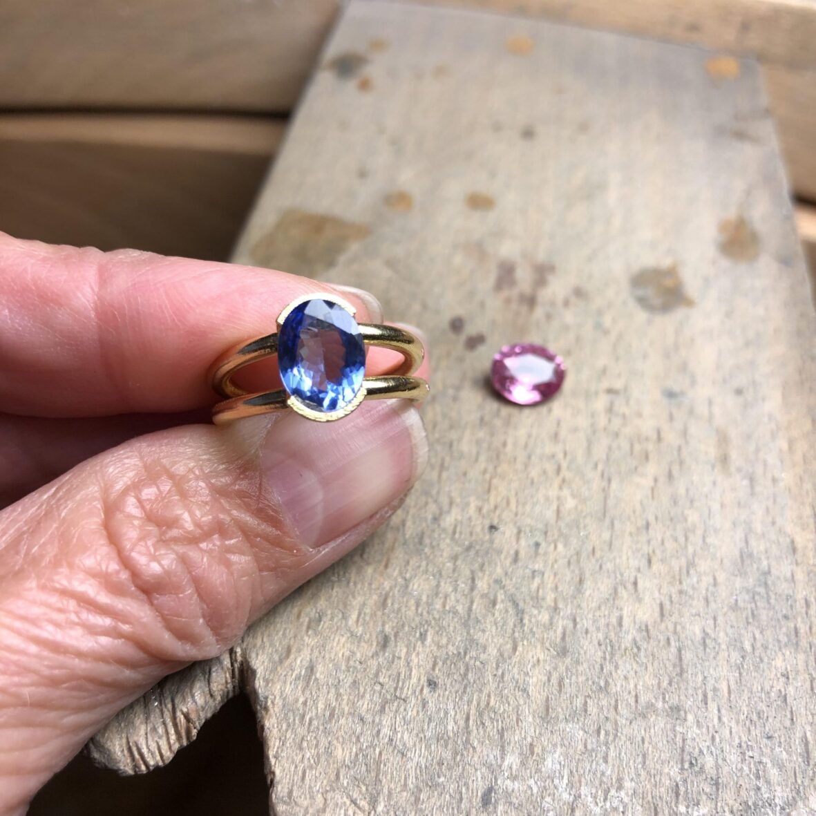 monture or jaune tanzanite etabli choix pierre | 26 Passage, Créatrice de bijoux à Paris monture or jaune tanzanite etabli choix pierre