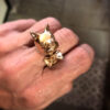 bague bouledogue XXL en vermeil, quartz fumé dans les yeux collier en argent et amethyste vue portee