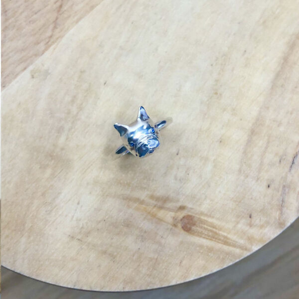 bague bouledogue petit modele en argent saphirs bleus dans les yeux collection les animaux
