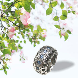 bague cannage argent rhodié ligne saphirs bleus