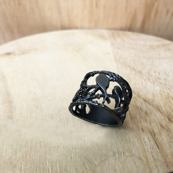 bague ombre chinoise argent noir vue trois quart | 26 Passage, Créatrice de bijoux à Paris bague ombre chinoise argent noir trois quart collection nature