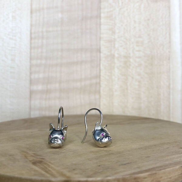 boucles bouledogue en argent saphirs roses dans les yeux | 26 Passage, Créatrice de bijoux à Paris boucles bouledogue en argent saphirs roses dans les yeux collection les animaux