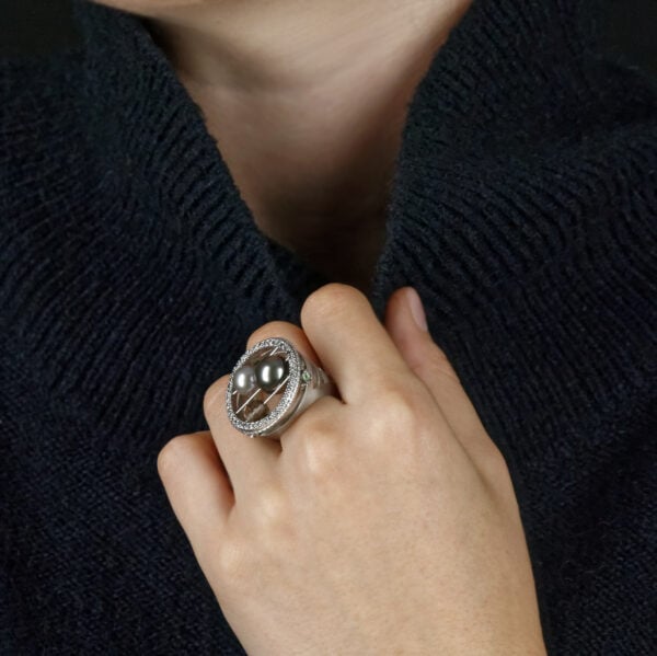 Bague Galaxie argent diamants gris portée collection les perles