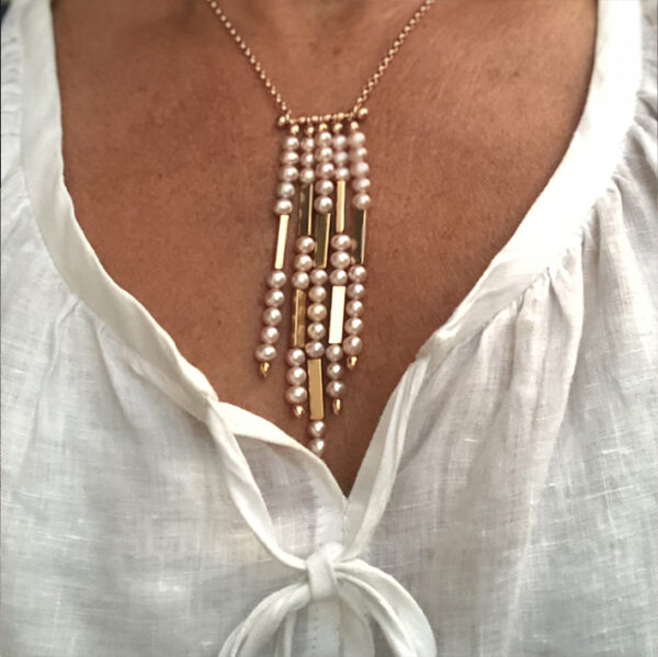 Collier cravate perles rosees vermeil rose porte | 26 Passage, Créatrice de bijoux à Paris Collier cravate perles rosees vermeil rose porte collection les perles