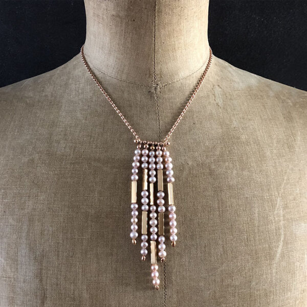 Collier cravate perles rosees vermeil rose vue face | 26 Passage, Créatrice de bijoux à Paris Collier cravate perles rosees vermeil rose vue face collection les perles