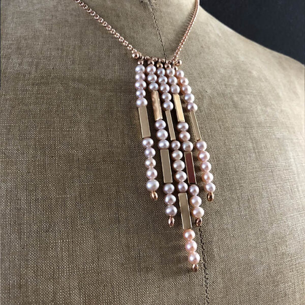 Collier cravate perles rosees vermeil rose vue profil | 26 Passage, Créatrice de bijoux à Paris Collier cravate perles rosees vermeil rose vue profil collection femme