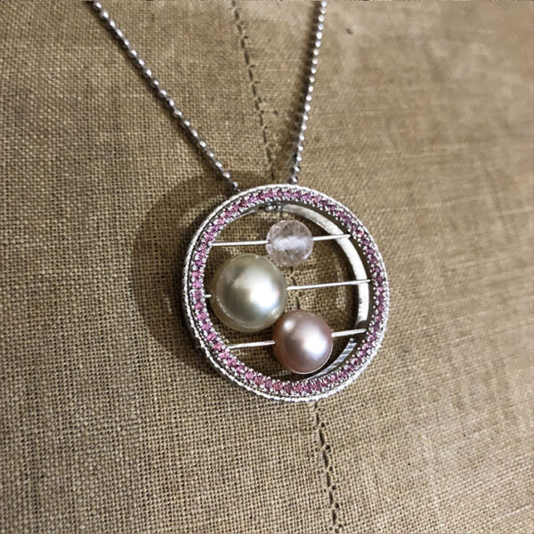 pendentif galaxie argent grenat rhodolite perles eau douce et quartz rose vue cote | 26 Passage, Créatrice de bijoux à Paris pendentif galaxie argent grenat rhodolite perles eau douce et quartz rose vue cote collection les perles