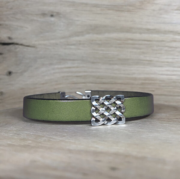 bracelet cuir kaki motif celtique argent | 26 Passage, Créatrice de bijoux à Paris bracelet motif argent tressage sur cuir kaki motif celtique collection les masculins bijoux homme