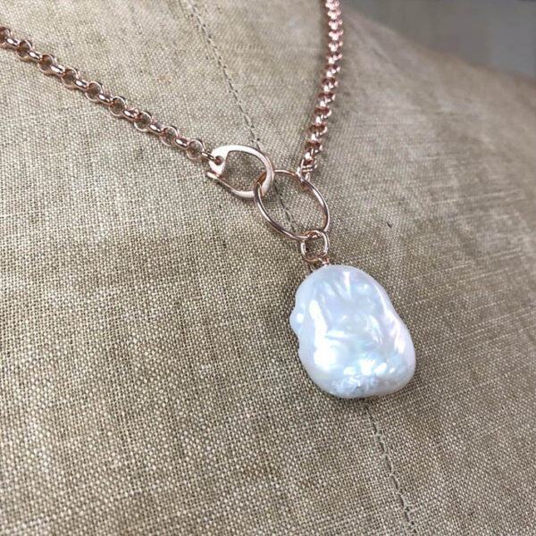 collier lasso vermeil perle baroque 2 | 26 Passage, Créatrice de bijoux à Paris collier lasso vermeil perle baroque vue pres collection les perles collection femme