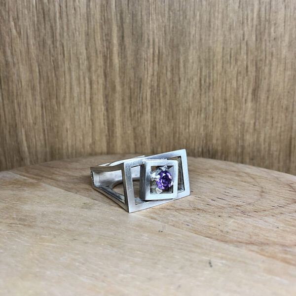 bague mikado argent amethyste vue a plat | 26 Passage, Créatrice de bijoux à Paris bague mikado argent amethyste trois quart collection femme collection subtile
