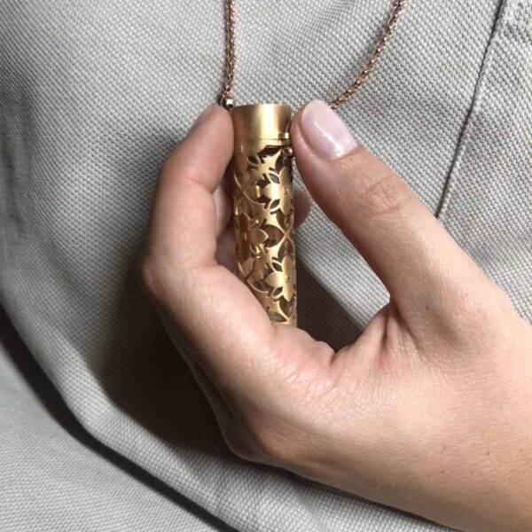 pendentif parfum vermeil diamants bruns 2 collection les subtiles photo portee