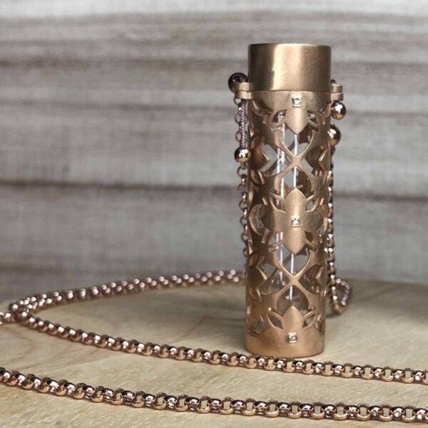 pendentif parfum vermeil diamants bruns nature morte collection les subtiles gros plan