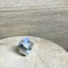 bague twist argent satine cabochon calcedoine vue cote | 26 Passage, Créatrice de bijoux à Paris bague twist argent satine cabochon calcedoine vue cote