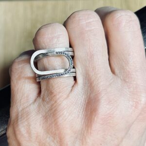 bague trombone argent brosse rhodie ligne saphirs portee bis bague trombone argent brosse rhodie ligne saphirs portee bis