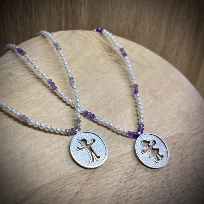 colliers pastilles tribu fille et garçon en argent sur perle | 26 Passage, Créatrice de bijoux à Paris bracelet prairie vermeil quartz fume nacre rose porte collection nature femme
