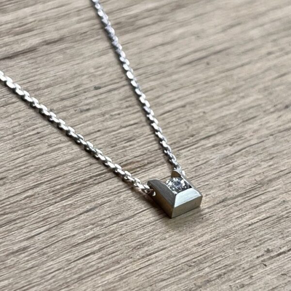 pendentif cube or gris diamant de laboratoire 3mm trois quart | 26 Passage, Créatrice de bijoux à Paris pendentif cube or gris diamant de laboratoire 3mm collection les pierres diamant de laboratoire