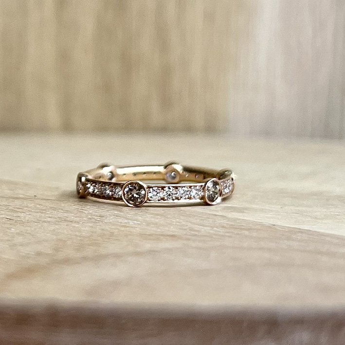 alliance or rose 18ct diamants de laboratoire et diamants bruns vue de face | 26 Passage, Créatrice de bijoux à Paris bracelet prairie vermeil quartz fume nacre rose porte collection nature femme