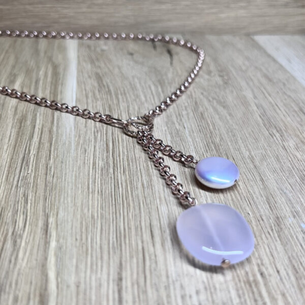 collier lasso chaine jaseron vermeil galet quartz rose perle coin a plat | 26 Passage, Créatrice de bijoux à Paris collier lasso chaine jaseron vermeil gallet quartz rose perle coin a plat collection les perles la nacre