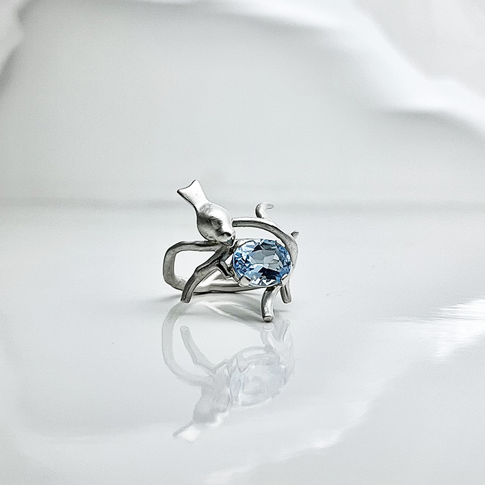 bague branche argent topaze bleue et oiseau fond blanc collection la nature collection femme
