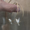 Boucles envol oiseaux sur créoles profil | 26 Passage, Créatrice de bijoux à Paris Boucles envol oiseaux sur créoles vermeil et argent collection femme la nature