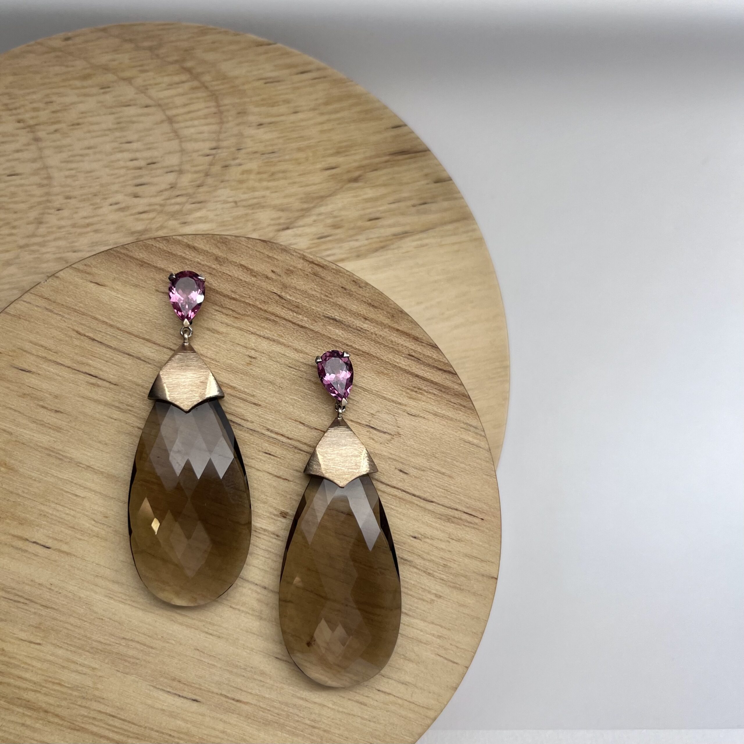 boucles tourmalines quartz fume sur bois | 26 Passage, Créatrice de bijoux à Paris boucles tourmalines quartz fume vermeil sur bois collection les pierres ephemere