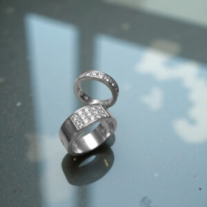 alliances or gris large et plus fine avec diamants appartenant au client Alliances diamants
