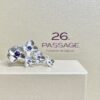bague orthensia argent amethystes sur deux doigts posee sur ecrin | 26 Passage, Créatrice de bijoux à Paris Silver flower-adorned ring with purple gemstones resting on a white display block, logo '26 Passage' in the background.