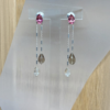 boucles tourmaline poire quartz fume cristal de roche sur argent vue face | 26 Passage, Créatrice de bijoux à Paris Long silver-tone drop earrings with pink teardrop crystals at the top and clear teardrop crystals at the bottom, hanging from delicate chains on a display card.