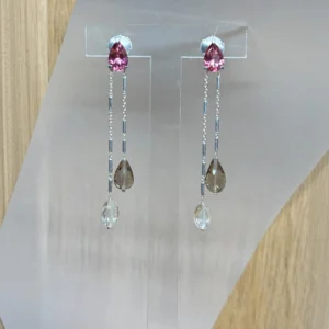 boucles tourmaline poire quartz fume cristal de roche sur argent vue face Long silver-tone drop earrings with pink teardrop crystals at the top and clear teardrop crystals at the bottom, hanging from delicate chains on a display card.