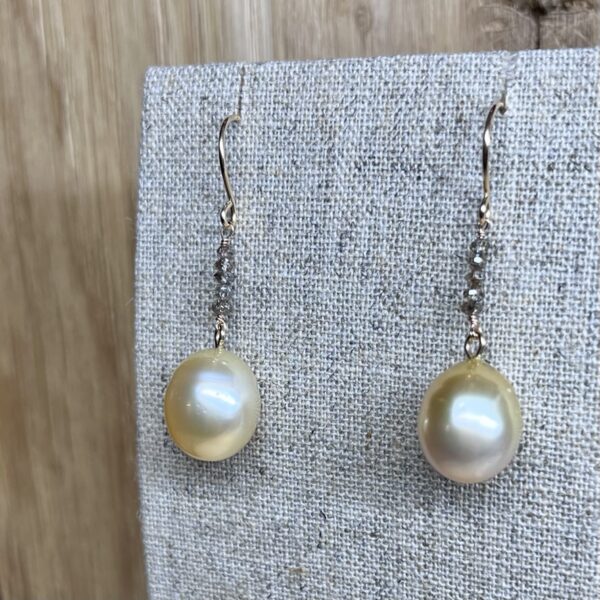 boucles perles mers du sud diamants bruns | 26 Passage, Créatrice de bijoux à Paris boucles or jaune perles mers du sud diamants bruns