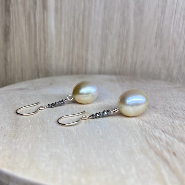 boucles perles mers du sud diamants bruns | 26 Passage, Créatrice de bijoux à Paris boucles or jaune perles mers du sud diamants bruns